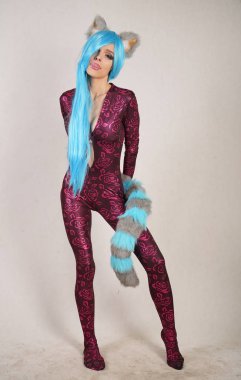 kürk kulakları ve uzun tüylü kuyruğu ile sıradışı bir tulum genç kız cosplay seviyor ve beyaz bir stüdyo arka plan üzerinde duruyor