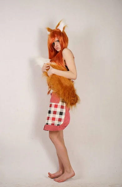 Redhead Κορίτσι Γούνα Αυτιά Και Ουρά Θέτοντας Στην Ποδιά Κουζίνας — Φωτογραφία Αρχείου