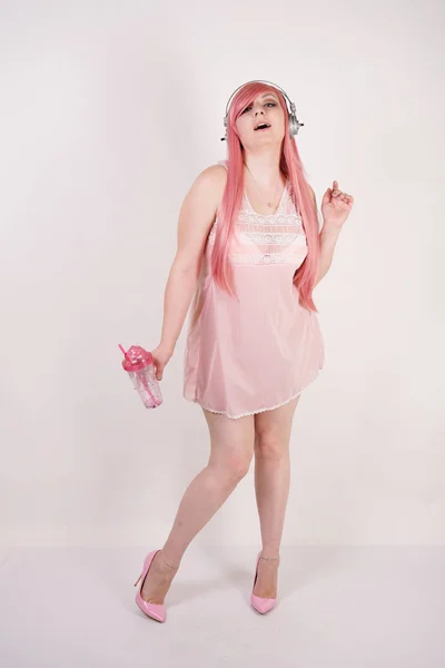 Сексуальная Супер Пухленькая Рыжеволосая Девушка Розовом Платье Куклой Наушниках Косметическим — стоковое фото