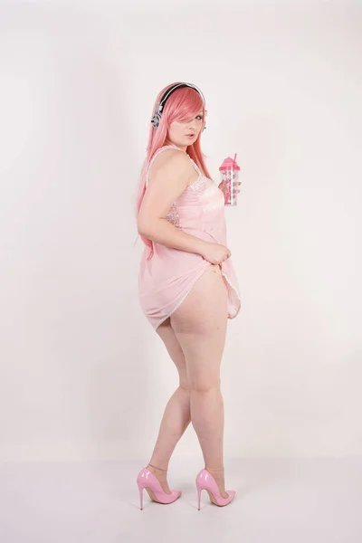 Dost Dospělá Žena Baculaté Tělo Prádlo Košilka Růžové Šaty Podpatky — Stock fotografie