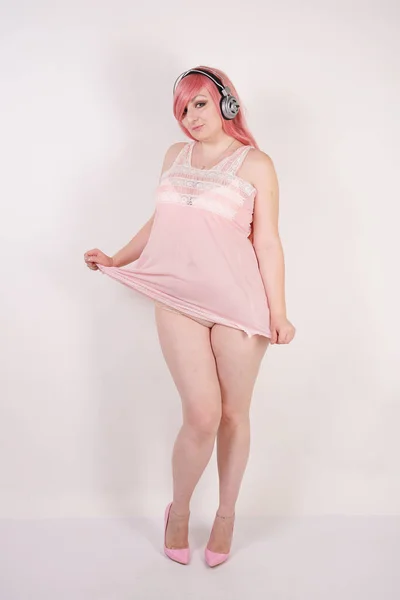 Całkiem Dorosłej Kobiety Pulchne Ciało Sukience Różowy Babydoll Bielizna Obcasach — Zdjęcie stockowe