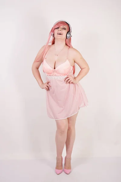 Σεξουαλική Παχουλό Τριχωτό Κορίτσι Φορώντας Εσώρουχα Ροζ Φόρεμα Τύπου Babydoll — Φωτογραφία Αρχείου