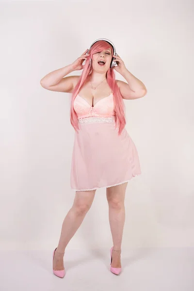 Σεξουαλική Παχουλό Τριχωτό Κορίτσι Φορώντας Εσώρουχα Ροζ Φόρεμα Τύπου Babydoll — Φωτογραφία Αρχείου
