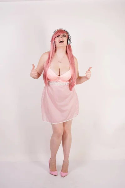 Seksualne Redhaired Pulchna Dziewczyna Sobie Bieliźnie Różowy Babydoll Suknia Słuchawkami — Zdjęcie stockowe