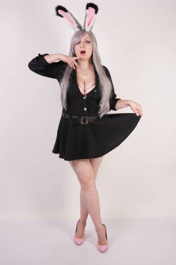 sevimli tombul kız beyaz arka planda yalnız cosplay tavşan kulaklı polis kılık