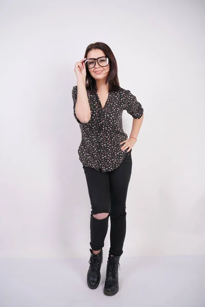 ファッション カジュアル シャツと白いスタジオ背景に眼鏡ポーズ黒の破れたジーンズを着てかなり十代の少女 — ストック写真