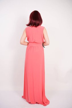 bakır rengi olan zarif kadın bob mercan renkli Studio beyaz arka plan üzerinde uzun Abiye saç kesimi