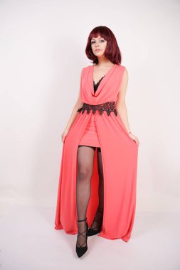 bakır rengi olan zarif kadın bob mercan renkli Studio beyaz arka plan üzerinde uzun Abiye saç kesimi