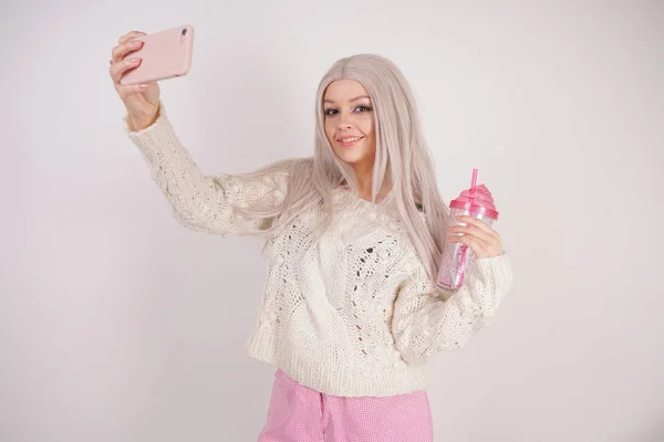 Roztomilá Blondýnka Stojí Módní Neformální Oblečení Bere Selfie Svém Smartphonu — Stock fotografie