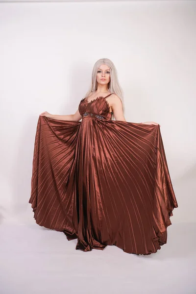 Πολυτελή Κορίτσι Ξανθιά Καυκάσιος Μοντέλο Χρώμα Σοκολάτας Μακρύ Βραδινό Φόρεμα — Φωτογραφία Αρχείου