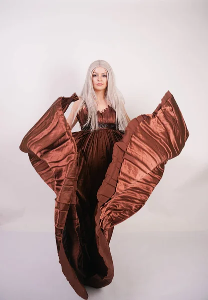Luxo Loira Caucasiano Modelo Menina Cor Chocolate Longo Vestido Noite — Fotografia de Stock