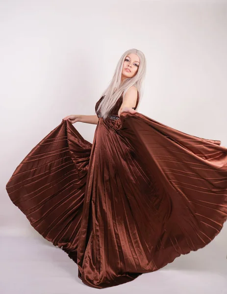 Luxus Blonde Kaukasische Modell Mädchen Schokoladenfarbe Lange Abendkleid Aus Gefaltetem — Stockfoto