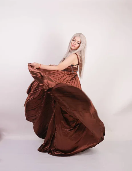 Luxus Blonde Kaukasische Modell Mädchen Schokoladenfarbe Lange Abendkleid Aus Gefaltetem — Stockfoto