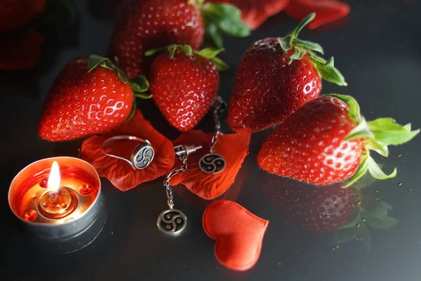 Anillo Pendientes Con Símbolo Bdsm Que Encuentra Entre Las Fresas —  Fotos de Stock