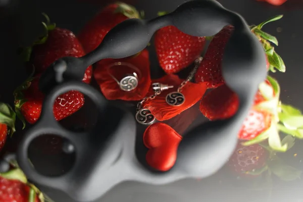 Anillo Pendientes Con Símbolo Bdsm Que Encuentra Entre Las Fresas — Foto de Stock