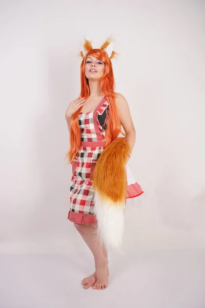 Encantador Fox Menina Uma Peruca Longa Laranja Com Pêlo Orelhas — Fotografia de Stock