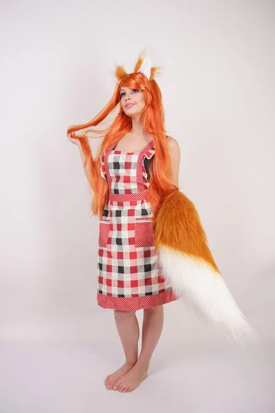 Encantadora Chica Fox Una Peluca Larga Naranja Con Grandes Orejas —  Fotos de Stock