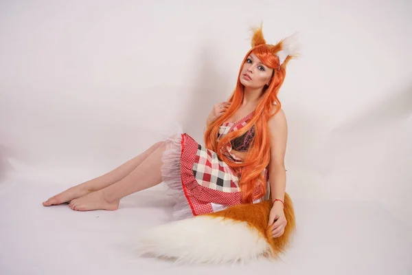 Encantador Fox Menina Uma Peruca Longa Laranja Com Pêlo Orelhas — Fotografia de Stock