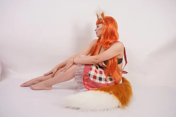 Urocza Dziewczyna Fox Pomarańczowej Długiej Peruce Futrem Duże Uszy Długim — Zdjęcie stockowe