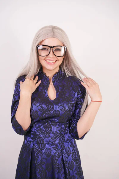 Hermosa Chica Rubia Con Gafas Lujoso Azul Con Vestido Noche — Foto de Stock