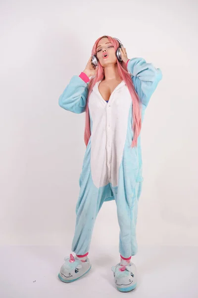 Linda Joven Con Pelo Largo Color Rosa Pijama Unicornio Azul —  Fotos de Stock