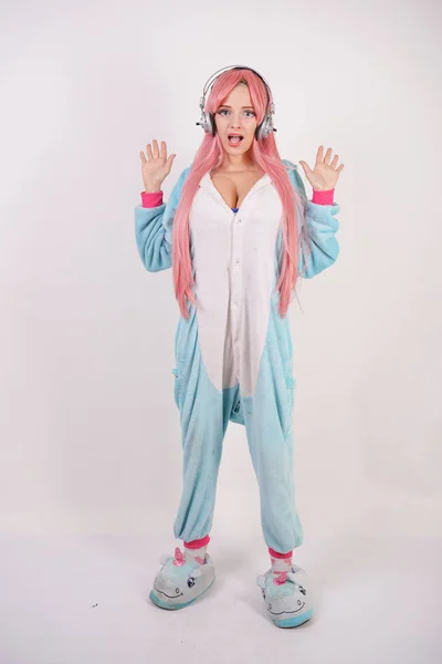 Ładna Młoda Dziewczyna Pink Długie Włosy Piżamie Blue Unicorn Miękkie — Zdjęcie stockowe