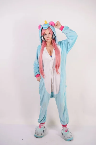 Linda Joven Con Pelo Largo Color Rosa Pijama Unicornio Azul — Foto de Stock