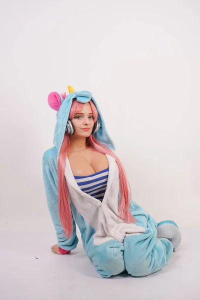 Schattig Jong Meisje Met Roze Lang Haar Blauwe Unicorn Pyjama — Stockfoto