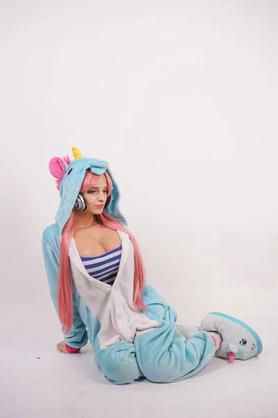 Linda Joven Con Pelo Largo Color Rosa Pijama Unicornio Azul — Foto de Stock