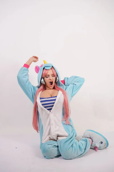 Linda Joven Con Pelo Largo Color Rosa Pijama Unicornio Azul — Foto de Stock