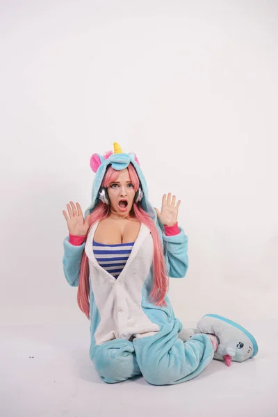 Linda Joven Con Pelo Largo Color Rosa Pijama Unicornio Azul — Foto de Stock