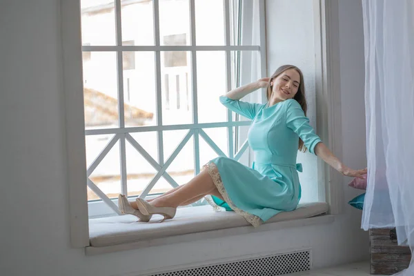 Belle Fille Dans Une Jolie Robe Assise Sur Rebord Fenêtre — Photo