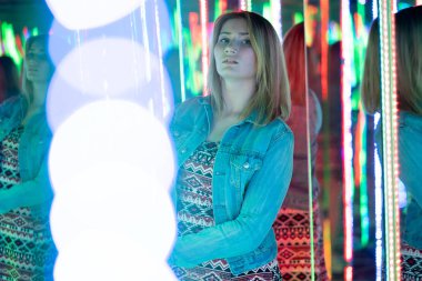 tatlı beyaz kız bir ayna labirent renkli diyotlar ile içeri girer ve şehrin bir olağandışı cazibe odaya sahiptir