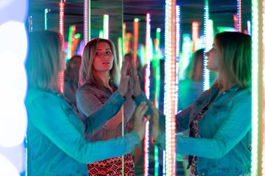 tatlı beyaz kız bir ayna labirent renkli diyotlar ile içeri girer ve şehrin bir olağandışı cazibe odaya sahiptir