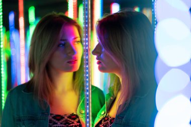 tatlı beyaz kız bir ayna labirent renkli diyotlar ile içeri girer ve şehrin bir olağandışı cazibe odaya sahiptir