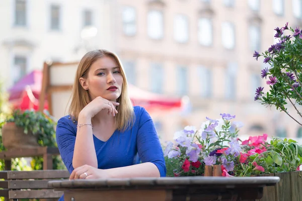 Encantadora Rubia Caucásica Con Vestido Azul Sentada Una Mesa Café — Foto de Stock