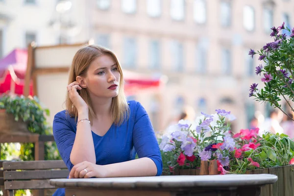 Encantadora Rubia Caucásica Con Vestido Azul Sentada Una Mesa Café — Foto de Stock
