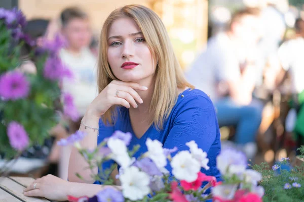 Encantadora Rubia Caucásica Con Vestido Azul Sentada Una Mesa Café — Foto de Stock