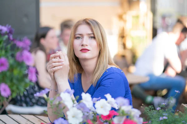 Charmiga Kaukasiska Blond Flicka Blå Klänning Som Sitter Vid Ett — Stockfoto