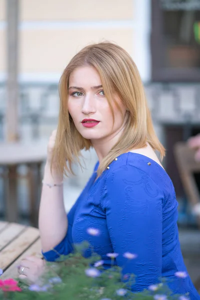 Charmante Kaukasische Blonde Mädchen Einem Blauen Kleid Sitzt Einem Tisch — Stockfoto