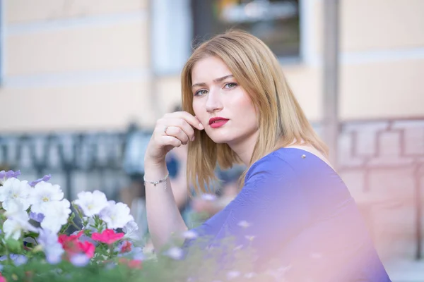 Encantadora Chica Rubia Caucásica Vestido Azul Sentado Una Mesa Café —  Fotos de Stock