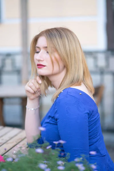 Encantadora Menina Loira Caucasiana Vestido Azul Sentado Uma Mesa Café — Fotografia de Stock