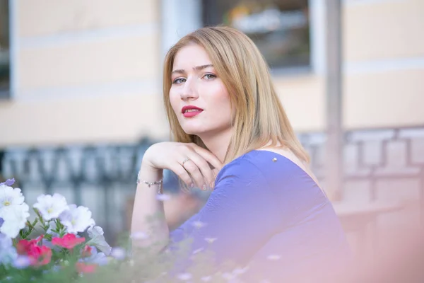 Uroczy Kaukaski Blond Dziewczyna Niebieskiej Sukience Siedząc Przy Stoliku Kawiarni — Zdjęcie stockowe