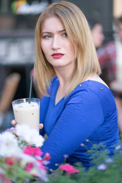 Charmante Kaukasische Blonde Mädchen Einem Blauen Kleid Sitzt Einem Tisch — Stockfoto