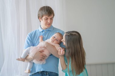 Anne, baba ve kızı beyaz odasında poz güzel yakın örme aile