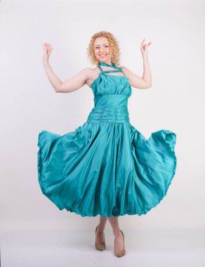 Stüdyo beyaz arka planda uçan mavi gece elbise ince havadar kız