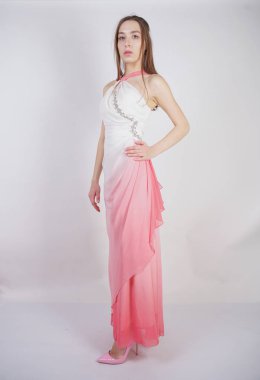 Sevimli Genç kız stüdyo beyaz arka planda pembe Ombre ile yaz elbise duruyor. 