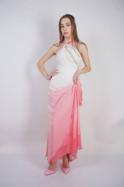 Sevimli Genç kız stüdyo beyaz arka planda pembe Ombre ile yaz elbise duruyor. 