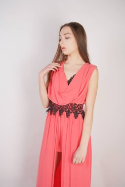 siyah dantel ile kırmızı akşam uzun elbise büyüleyici genç kız stüdyo beyaz bir arka planda duruyor