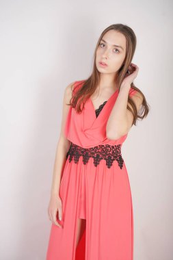 siyah dantel ile kırmızı akşam uzun elbise büyüleyici genç kız stüdyo beyaz bir arka planda duruyor